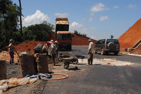 Kon Tum: Đường đẹp như tranh thông tuyến trước 3 tháng Kon Tum: Đường đẹp như tranh thông tuyến trước 3 tháng