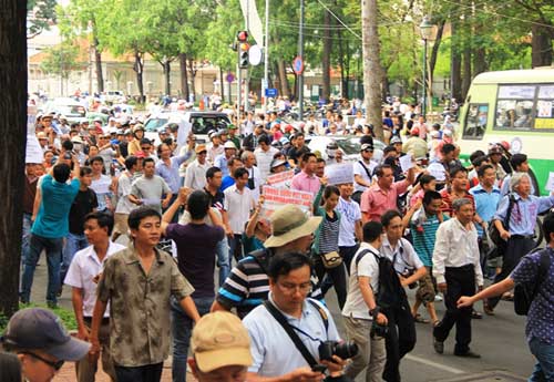 Hàng ngàn người dân TP HCM xuống đường phản đối Trung Quốc