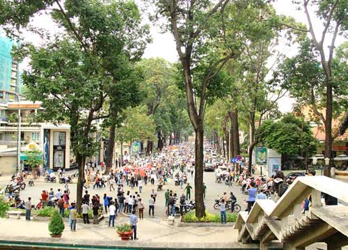 Hàng ngàn người dân TP HCM xuống đường phản đối Trung Quốc