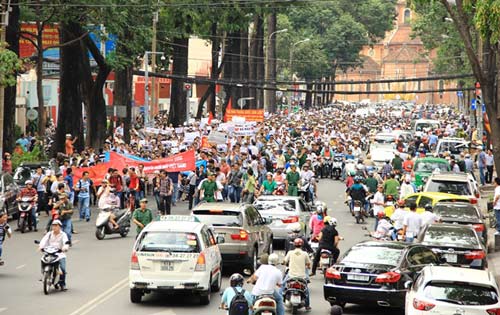 Hàng ngàn người dân TP HCM xuống đường phản đối Trung Quốc