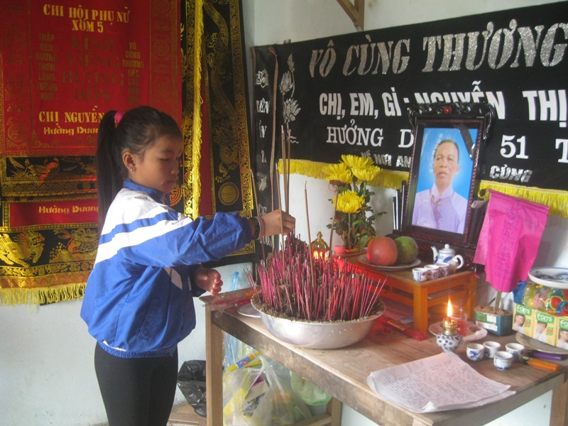 Bức thư “gửi mẹ” đã khuất đẫm nước mắt của bé gái 8 tuổi mồ côi