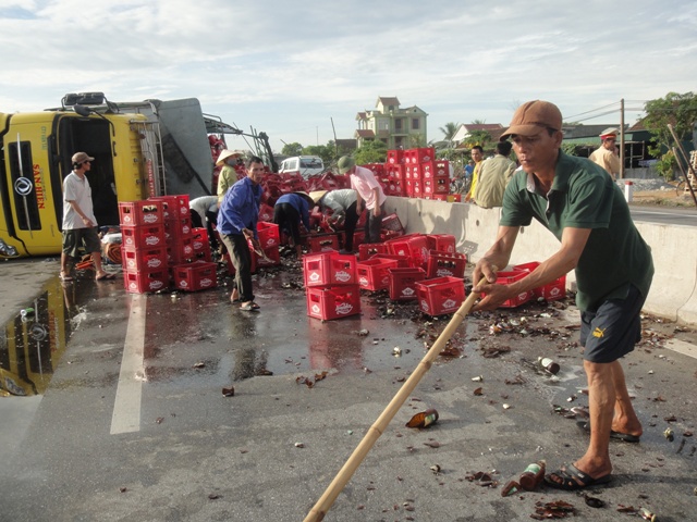 Hà Tĩnh: Lật xe, hàng trăm két bia rơi xuống đường