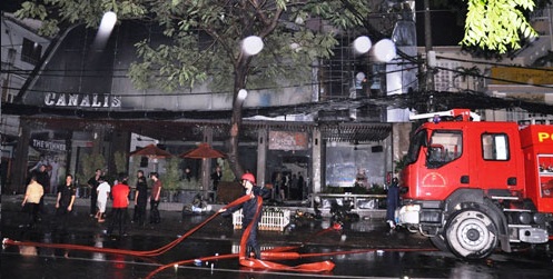 Quán bar cháy trong đêm, khách tháo chạy tán loạn