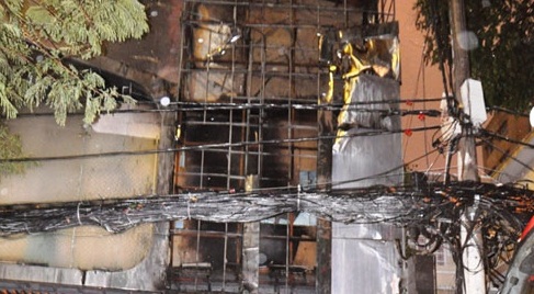 Quán bar cháy trong đêm, khách tháo chạy tán loạn