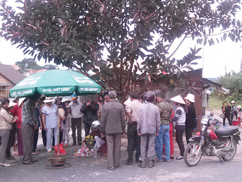 Phát hiện bé sơ sinh chết bên đường ray xe lửa