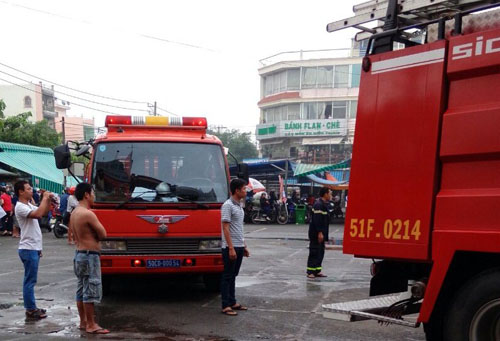 Cháy chợ đêm ở Sài Gòn, tiểu thương cuống cuồng di dời đồ đạc Cháy chợ đêm ở Sài Gòn, tiểu thương cuống cuồng di dời đồ đạc