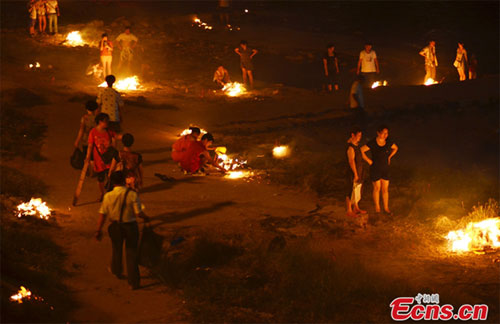 Tục lệ sờ ngực các cô gái trong tháng cô hồn ở Trung Quốc