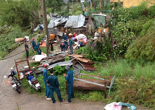 Lốc xoáy kinh hoàng, hàng trăm căn nhà bị sập, tốc mái Lốc xoáy kinh hoàng, hàng trăm căn nhà bị sập, tốc mái