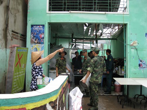 Lốc xoáy kinh hoàng, hàng trăm căn nhà bị sập, tốc mái Lốc xoáy kinh hoàng, hàng trăm căn nhà bị sập, tốc mái