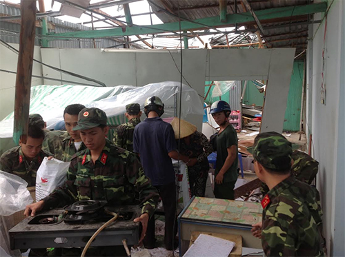 Lốc xoáy kinh hoàng, hàng trăm căn nhà bị sập, tốc mái Lốc xoáy kinh hoàng, hàng trăm căn nhà bị sập, tốc mái