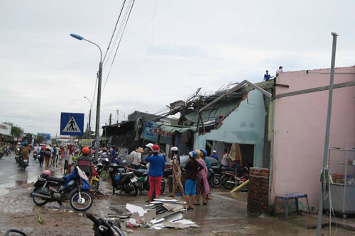 Lốc xoáy kinh hoàng, hàng trăm căn nhà bị sập, tốc mái Lốc xoáy kinh hoàng, hàng trăm căn nhà bị sập, tốc mái