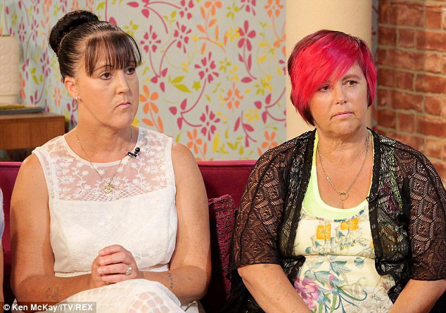 Cặp song sinh nghiện ăn nến và sách cũ