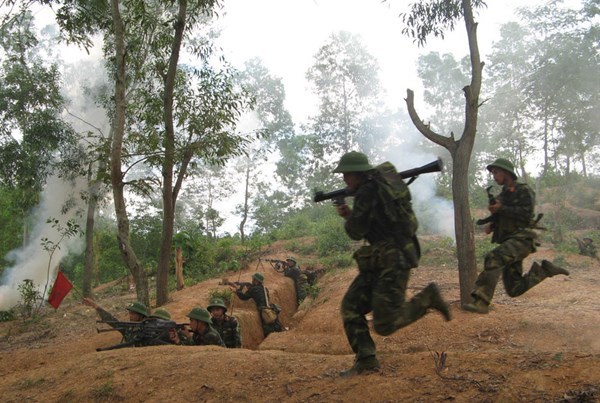 Xem bộ đội và xe tăng Quân khu 1 tập trận