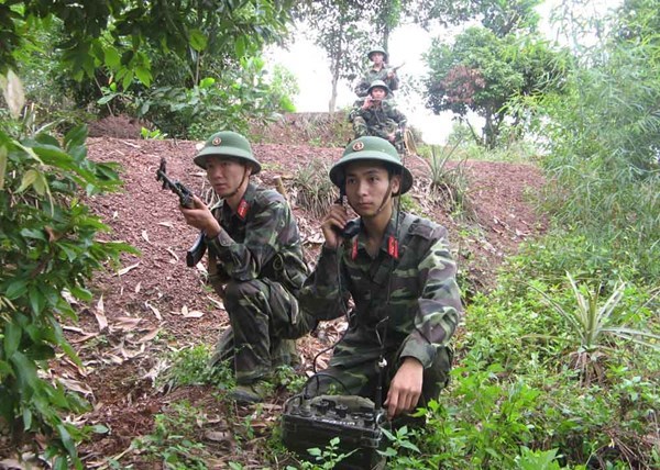 Xem bộ đội và xe tăng Quân khu 1 tập trận