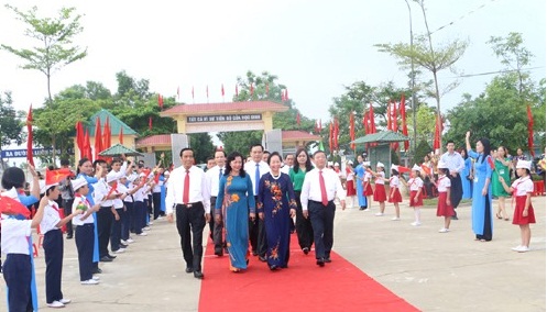 Phó chủ tịch nước dự lễ khai giảng tại trường tiểu học ở Hà Tĩnh Phó chủ tịch nước dự lễ khai giảng tại trường tiểu học ở Hà Tĩnh