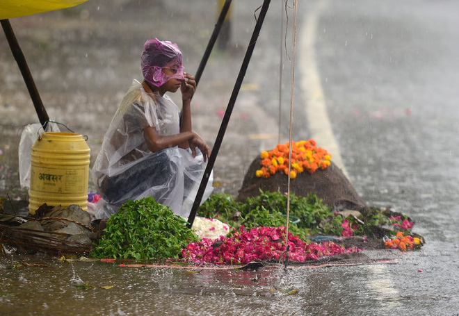 24h qua ảnh: Đường phố Bangladesh nhuộm đỏ màu máu sau mưa lớn - Ảnh 2.