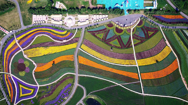 24h qua ảnh: Đường phố Bangladesh nhuộm đỏ màu máu sau mưa lớn - Ảnh 6.