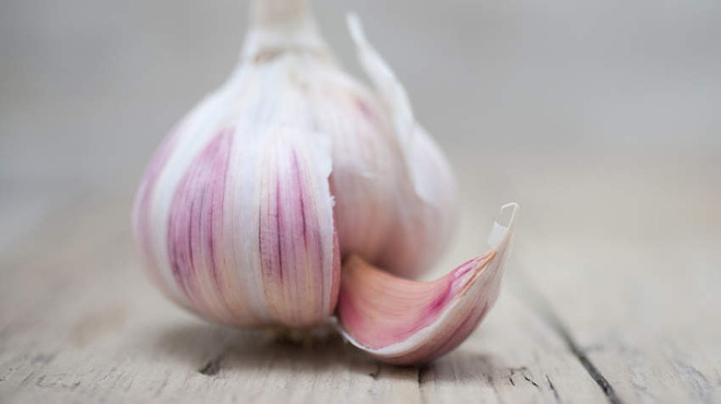 Lý do chị em không bao giờ được đưa tỏi vào vùng kín để chữa trị nấm âm đạo - Ảnh 1.