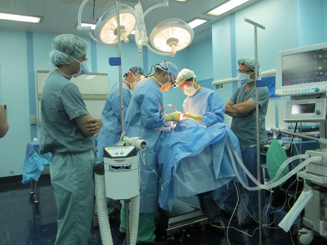 Ca mổ khối u khủng khiếp: Tia máu phun vọt ra, bác sĩ nội trú hoảng loạn, sụp đổ! - Ảnh 2. Ca mổ khối u khủng khiếp: Tia máu phun vọt ra, bác sĩ nội trú hoảng loạn, sụp đổ! - Ảnh 2.
