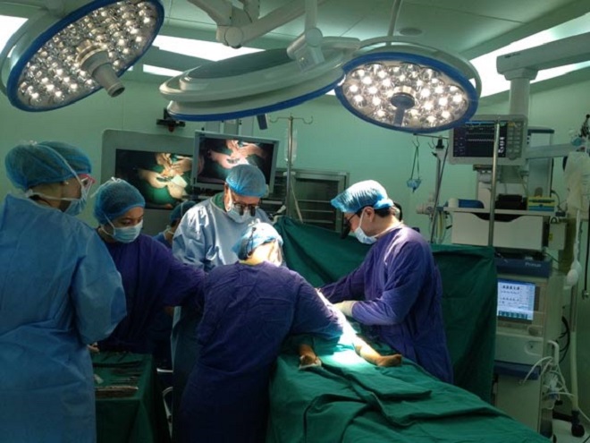Ca mổ khối u khủng khiếp: Tia máu phun vọt ra, bác sĩ nội trú hoảng loạn, sụp đổ! - Ảnh 3. Ca mổ khối u khủng khiếp: Tia máu phun vọt ra, bác sĩ nội trú hoảng loạn, sụp đổ! - Ảnh 3.