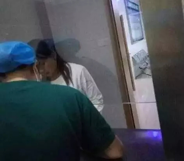 Bé gái 3 tuổi bị bỏng da đầu, kim đâm chi chít ở bụng từ những lần tra tấn dã man của mẹ kế - Ảnh 3.