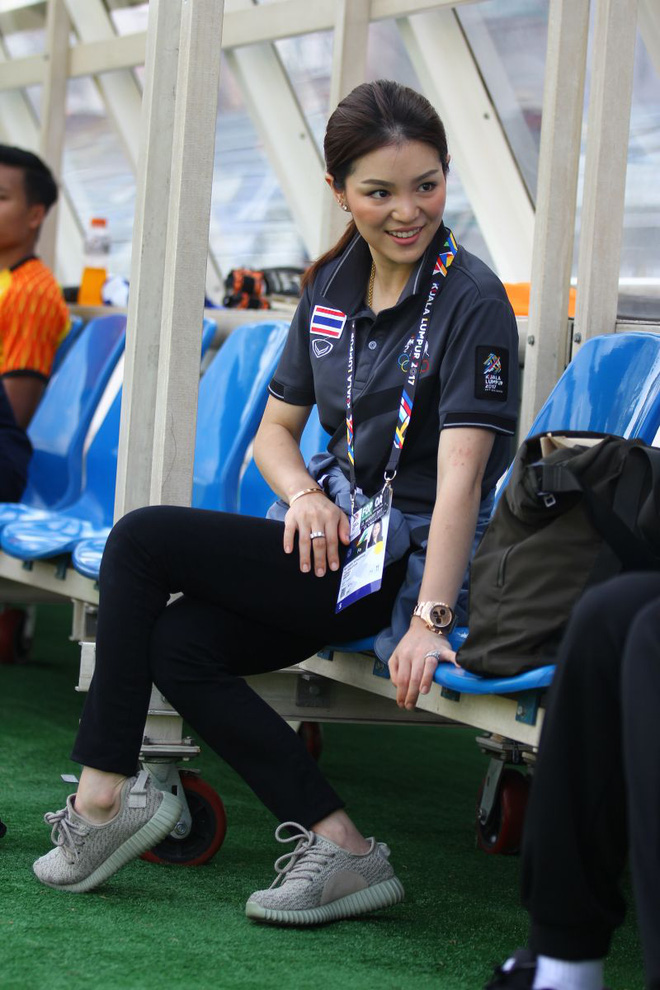 Sếp nữ xinh đẹp Thái Lan dọa cho Việt Nam “nếm mùi đau khổ” - Ảnh 1. Sếp nữ xinh đẹp Thái Lan dọa cho Việt Nam “nếm mùi đau khổ” - Ảnh 1.