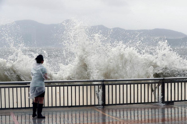 Càn quét Hồng Kông, Macau, bão Hato tràn vào Trung Quốc - Ảnh 2. Càn quét Hồng Kông, Macau, bão Hato tràn vào Trung Quốc - Ảnh 2.
