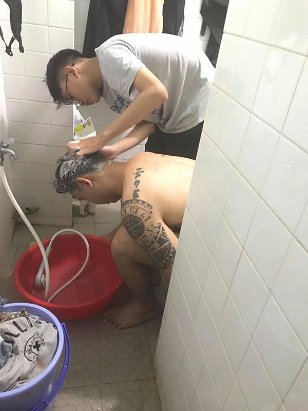 Quốc Trung kêu gọi đồng nghiệp giúp Đông Hùng kiếm tiền trả nợ cho mẹ - Ảnh 2. Quốc Trung kêu gọi đồng nghiệp giúp Đông Hùng kiếm tiền trả nợ cho mẹ - Ảnh 2.