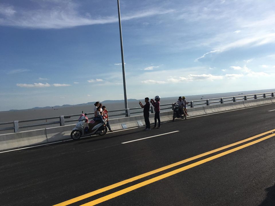 Chính trị - Xã hội - Quốc khánh 2/9, nô nức thăm cầu vượt biển dài nhất Việt Nam (Hình 15).