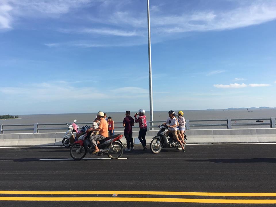 Chính trị - Xã hội - Quốc khánh 2/9, nô nức thăm cầu vượt biển dài nhất Việt Nam (Hình 3).