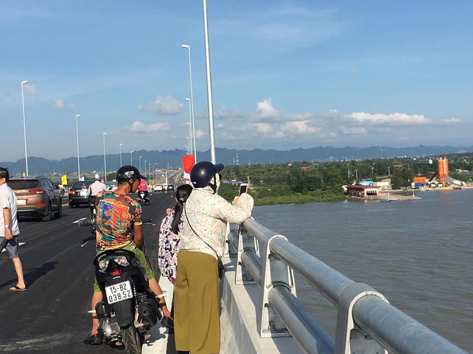 Chính trị - Xã hội - Quốc khánh 2/9, nô nức thăm cầu vượt biển dài nhất Việt Nam (Hình 16).