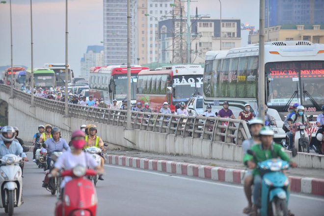 Biển người ùn ùn về quê dịp lễ 2/9 khiến giao hỗn loạn - Ảnh 3. Biển người ùn ùn về quê dịp lễ 2/9 khiến giao hỗn loạn - Ảnh 3.