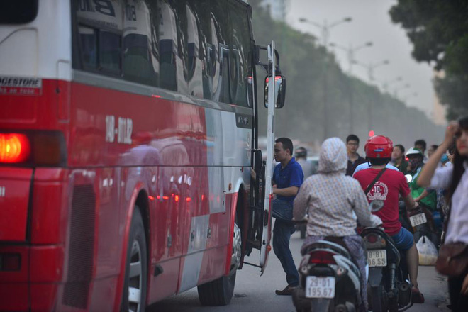 Biển người ùn ùn về quê dịp lễ 2/9 khiến giao hỗn loạn - Ảnh 5. Biển người ùn ùn về quê dịp lễ 2/9 khiến giao hỗn loạn - Ảnh 5.