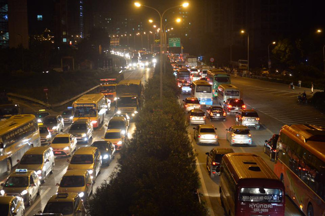 Biển người ùn ùn về quê dịp lễ 2/9 khiến giao hỗn loạn - Ảnh 9. Biển người ùn ùn về quê dịp lễ 2/9 khiến giao hỗn loạn - Ảnh 9.