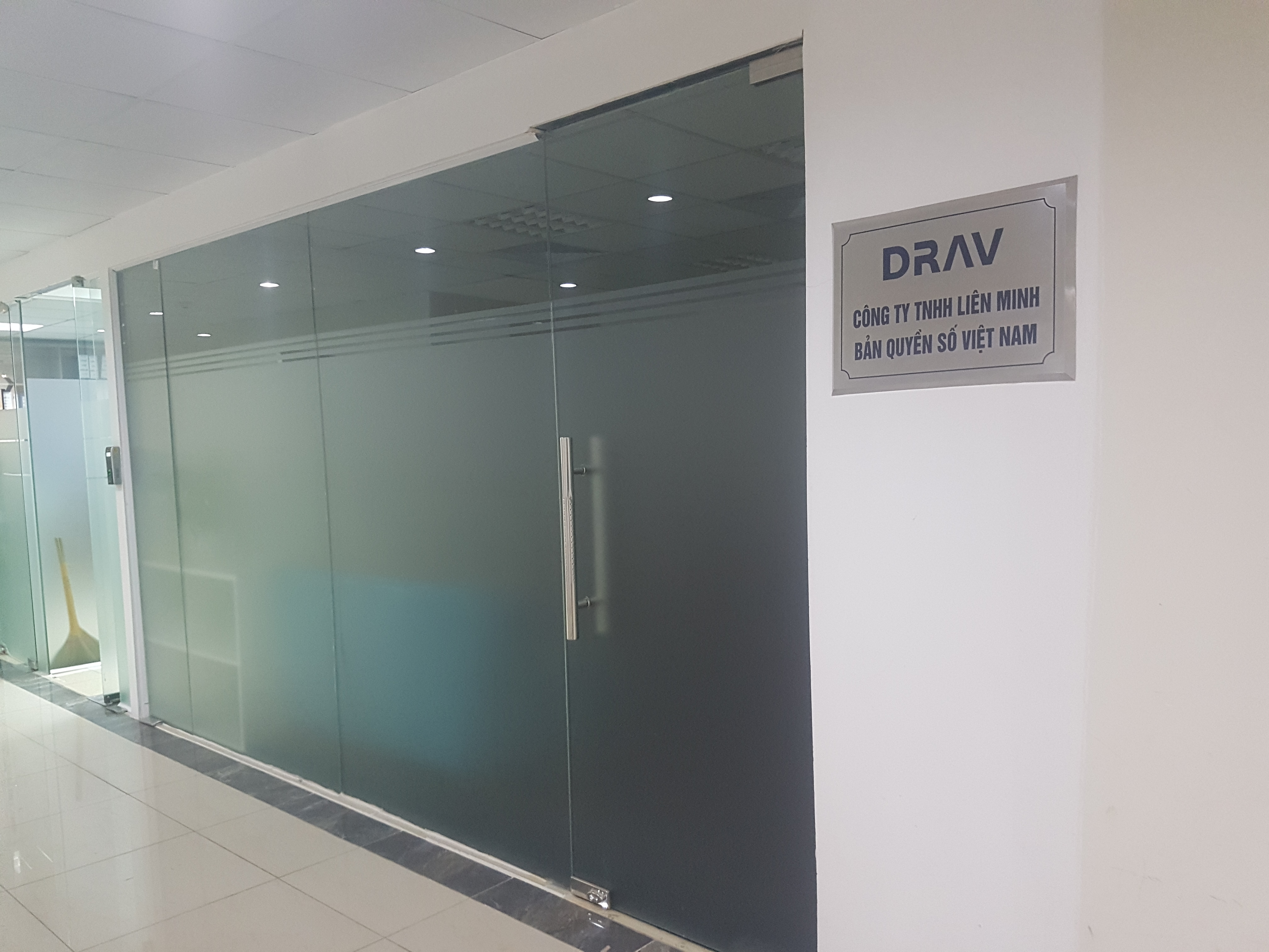 Pháp luật - Tiếp vụ bản quyền video clip giải Ngoại hạng Anh của công ty DRAV: Lẩn tránh sự thật hay lừa đảo?