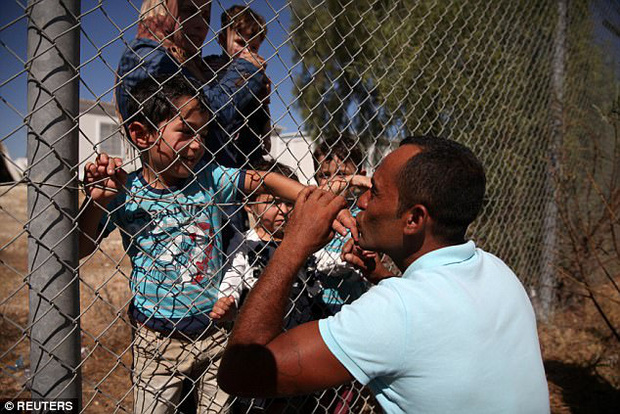Người cha Syria hôn các con qua hàng rào sắt khi họ được đoàn tụ sau 1 năm xa cách vì khói lửa chiến tranh - Ảnh 4. Người cha Syria hôn các con qua hàng rào sắt khi họ được đoàn tụ sau 1 năm xa cách vì khói lửa chiến tranh - Ảnh 4.