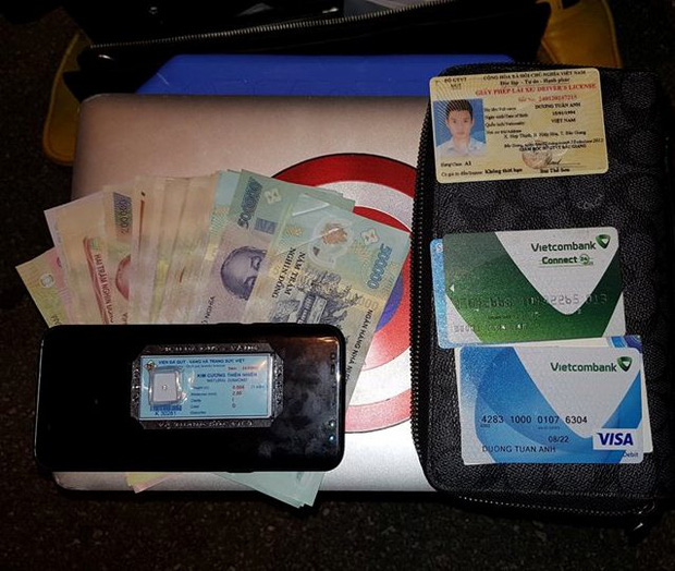 Hà Nội: CSGT trả lại cặp chứa kim cương cho nam thanh niên đánh rơi - Ảnh 2.