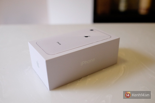 NÓNG: Cận cảnh iPhone 8 đầu tiên tại Việt Nam, giá 20 triệu đồng - Ảnh 2. NÓNG: Cận cảnh iPhone 8 đầu tiên tại Việt Nam, giá 20 triệu đồng - Ảnh 2.