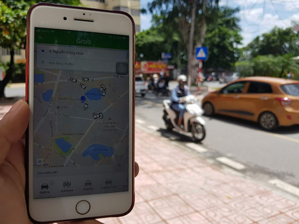 Lái xe Uber, Grab “ngã ngửa” vì bị truy thu thuế - Ảnh 1.