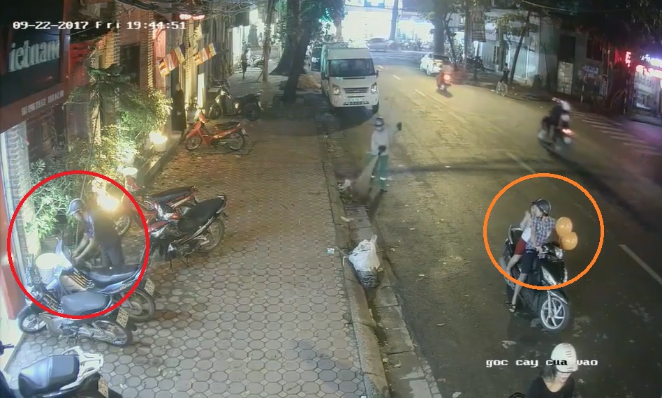 Pháp luật - Clip: Đôi nam nữ chở theo trẻ nhỏ, dàn cảnh trộm xe giữa phố Sài Gòn