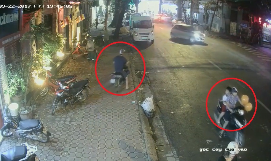 Pháp luật - Clip: Đôi nam nữ chở theo trẻ nhỏ, dàn cảnh trộm xe giữa phố Sài Gòn (Hình 2).