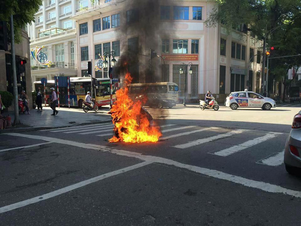 Hà Nội: Đang đi trên đường, xe máy Attila do một người phụ nữ điều khiển bất ngờ bốc cháy dữ dội - Ảnh 1.
