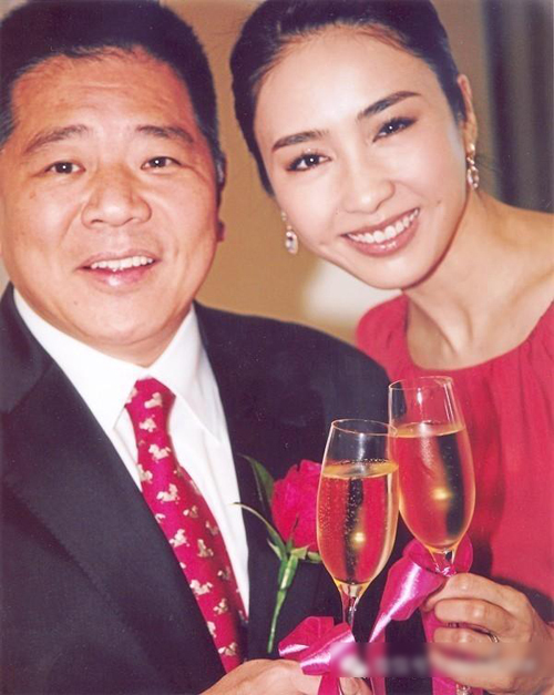 Đệ nhất mỹ nhân TVB Lê Tư: Một đời hy sinh vì gia đình và quả ngọt viên mãn bên chồng đại gia tật nguyền - Ảnh 12. Đệ nhất mỹ nhân TVB Lê Tư: Một đời hy sinh vì gia đình và quả ngọt viên mãn bên chồng đại gia tật nguyền - Ảnh 12.