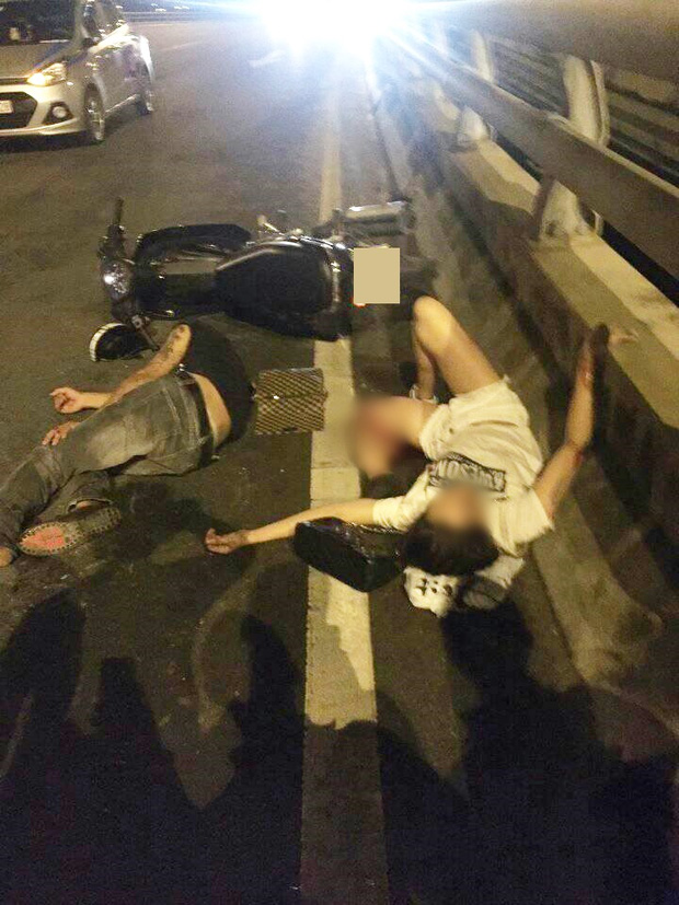 Hà Nội: Cô gái trẻ bị gãy gập chân vẫn bình tĩnh nằm bấm điện thoại sau va chạm giao thông - Ảnh 1. Hà Nội: Cô gái trẻ bị gãy gập chân vẫn bình tĩnh nằm bấm điện thoại sau va chạm giao thông - Ảnh 1.