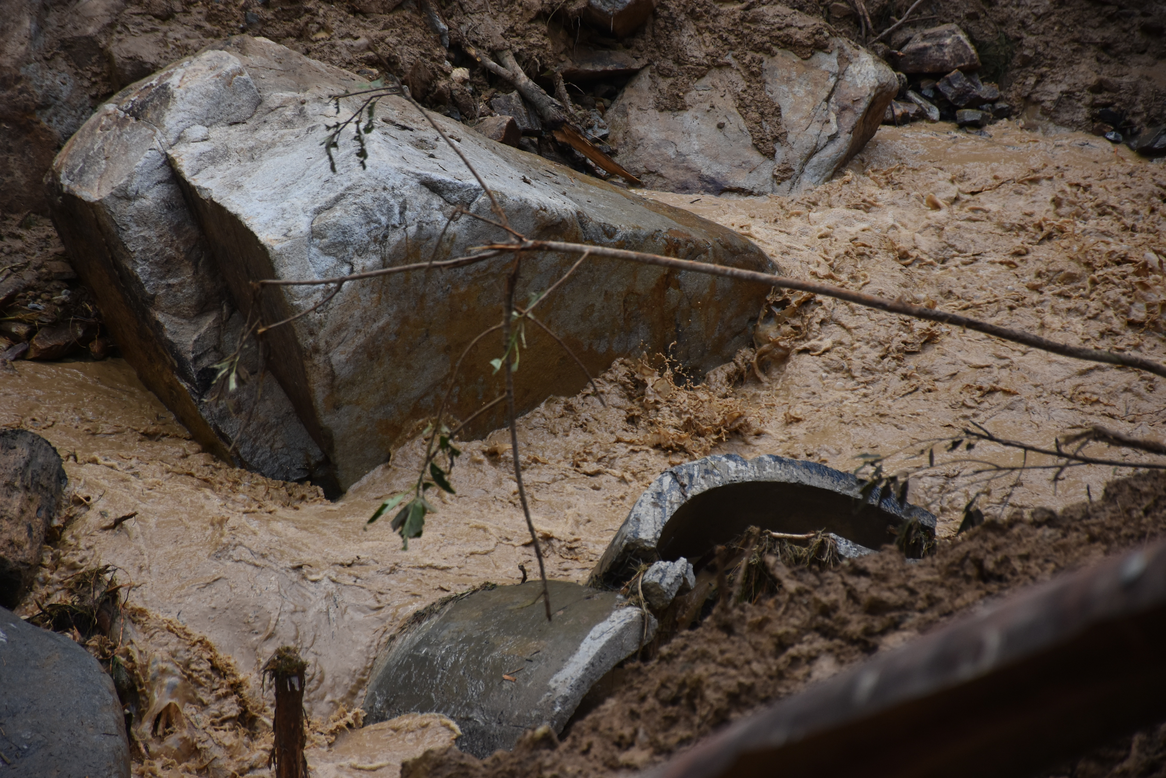 Chính trị - Xã hội - Đường độc đạo vẫn bị chia cắt, người dân 'bất chấp' lội suối 'dữ' về nhà (Hình 11).