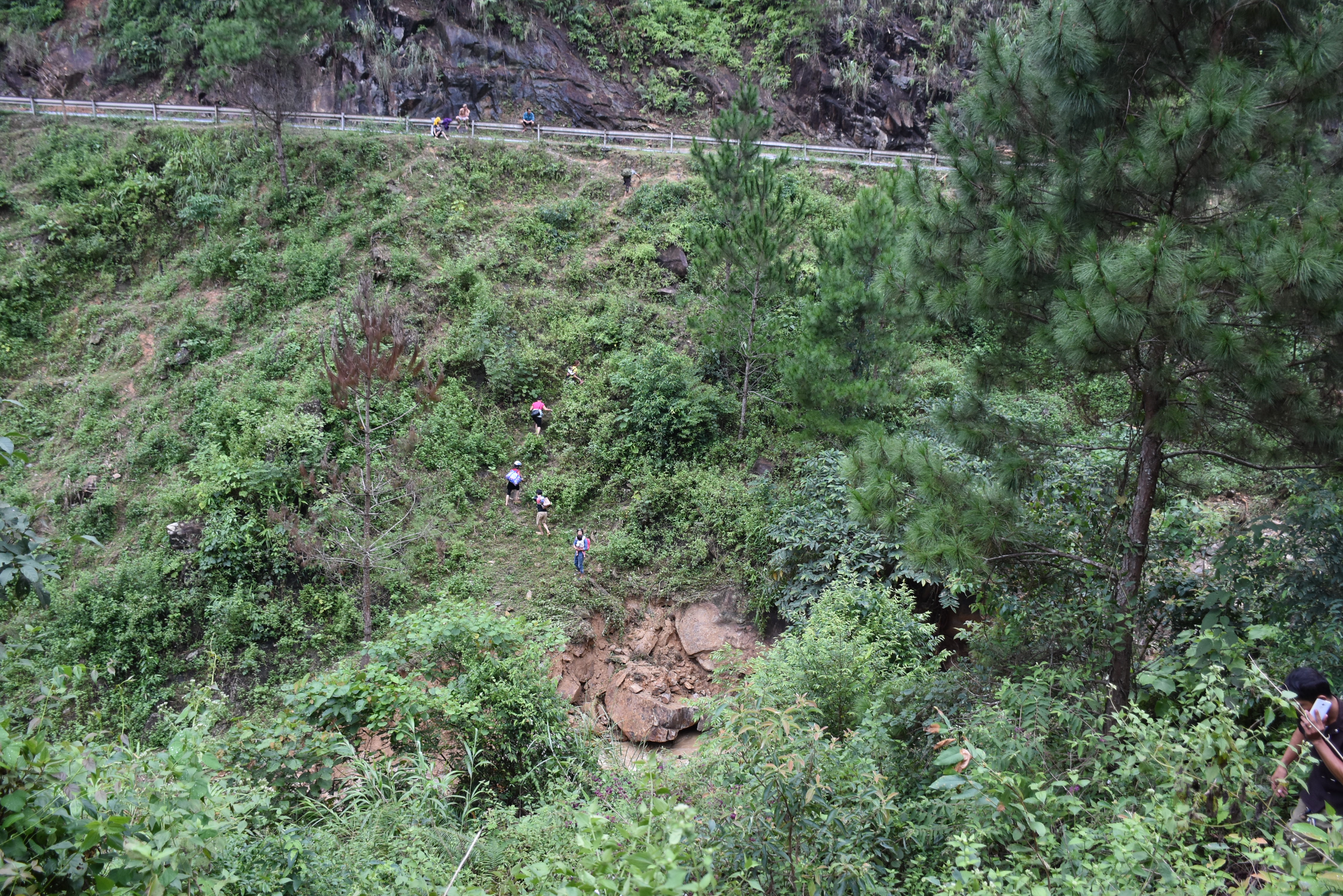 Chính trị - Xã hội - Đường độc đạo vẫn bị chia cắt, người dân 'bất chấp' lội suối 'dữ' về nhà (Hình 4).