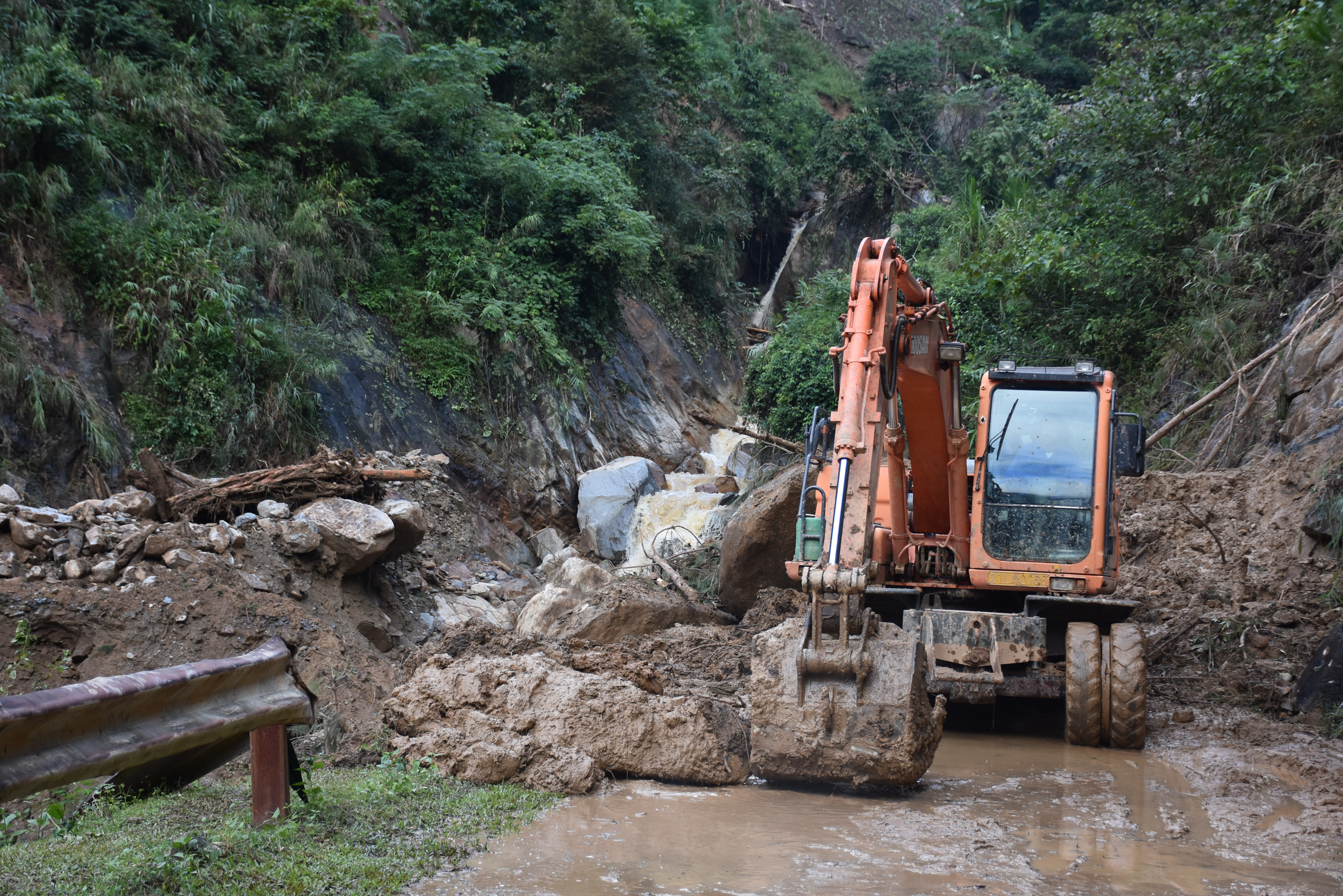 Chính trị - Xã hội - Đường độc đạo vẫn bị chia cắt, người dân 'bất chấp' lội suối 'dữ' về nhà (Hình 10).