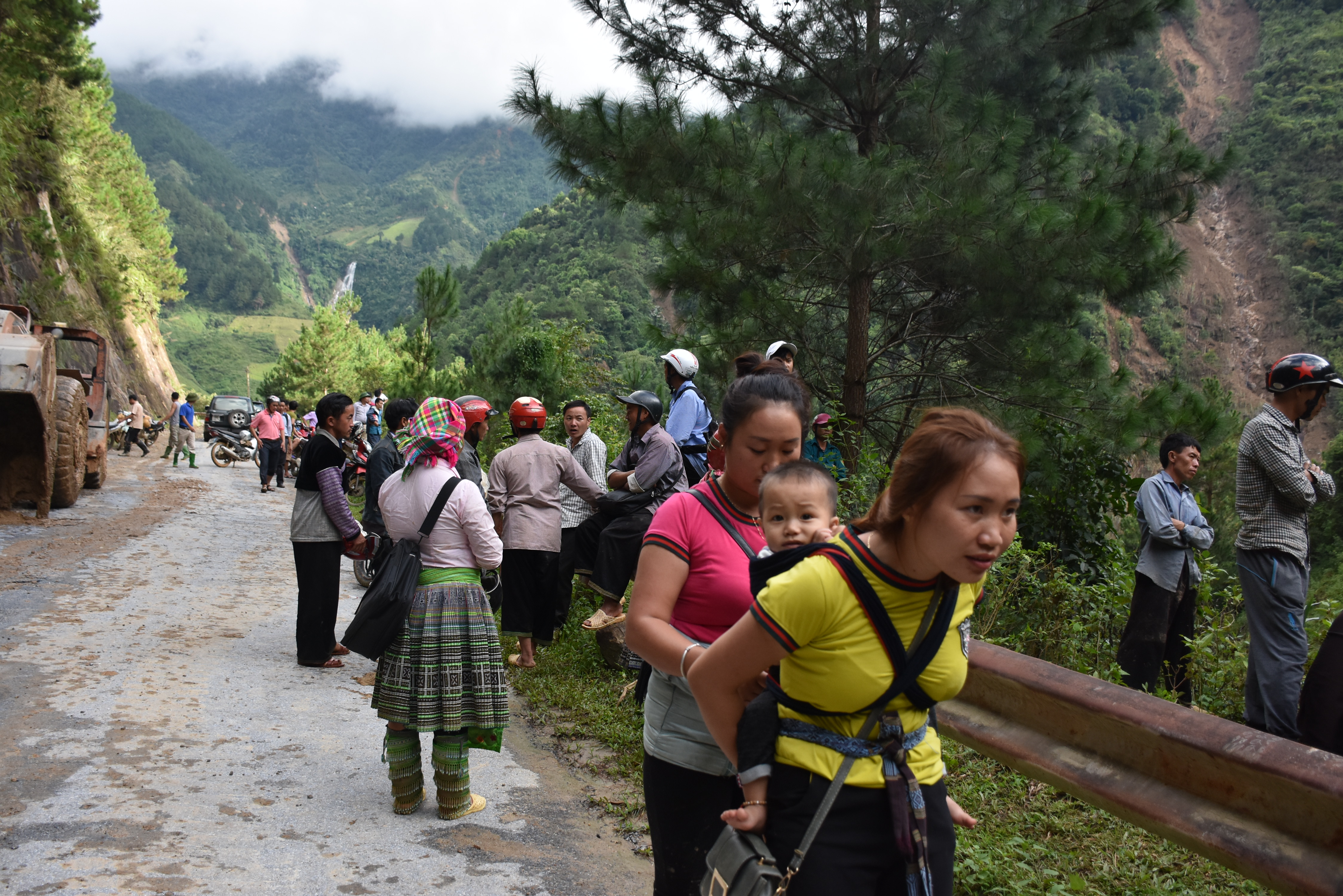 Chính trị - Xã hội - Đường độc đạo vẫn bị chia cắt, người dân 'bất chấp' lội suối 'dữ' về nhà (Hình 9).