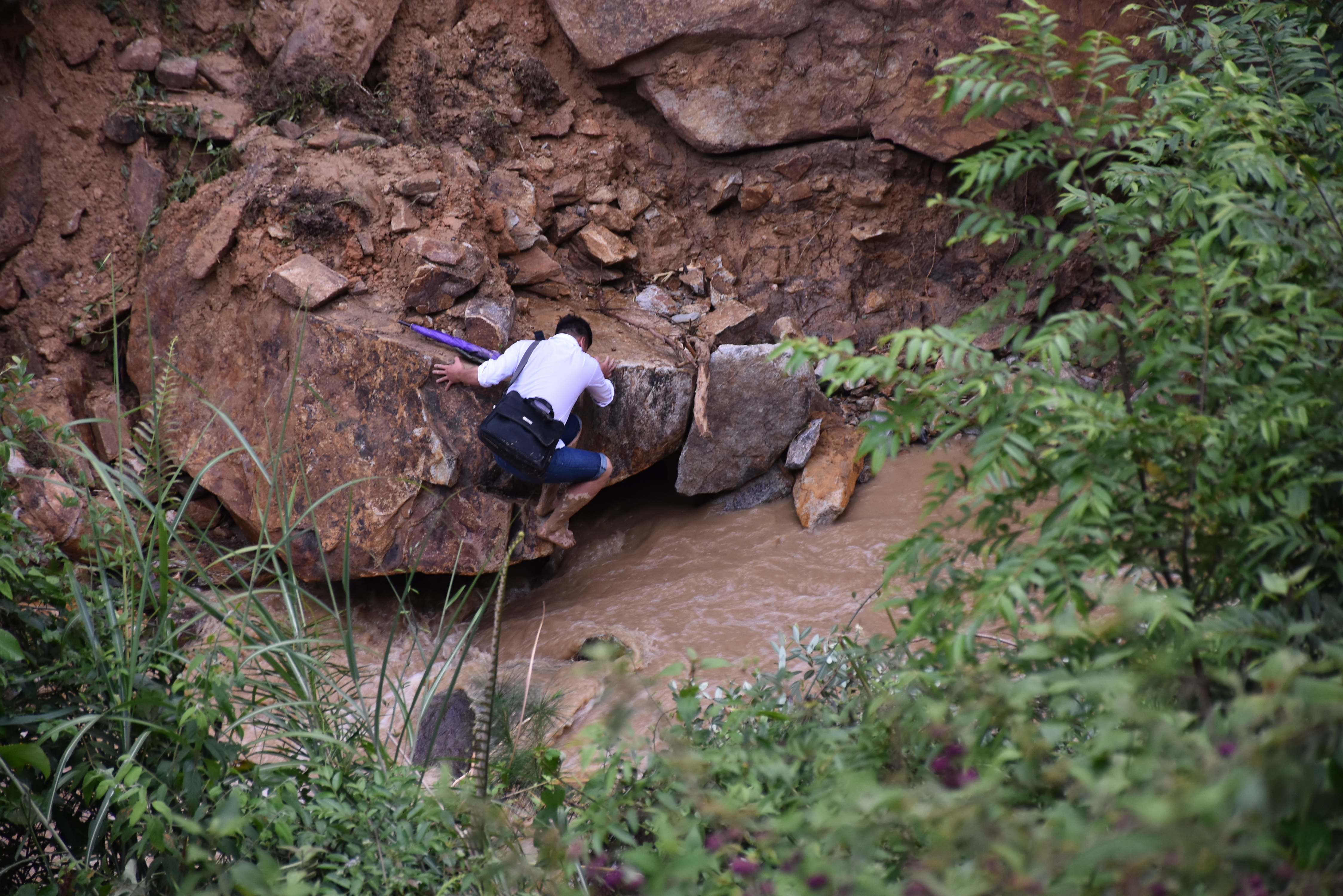 Chính trị - Xã hội - Đường độc đạo vẫn bị chia cắt, người dân 'bất chấp' lội suối 'dữ' về nhà