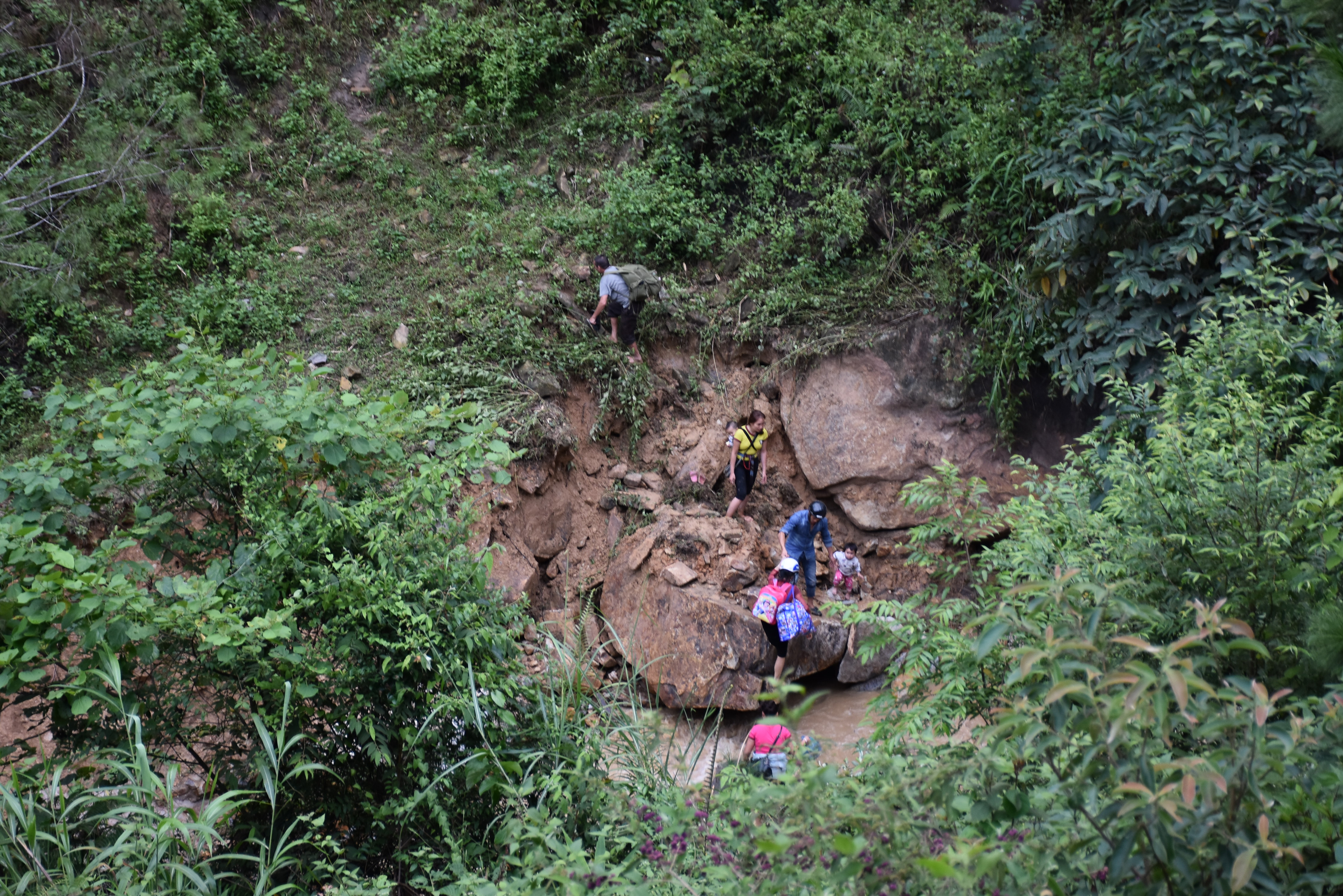 Chính trị - Xã hội - Đường độc đạo vẫn bị chia cắt, người dân 'bất chấp' lội suối 'dữ' về nhà (Hình 3).